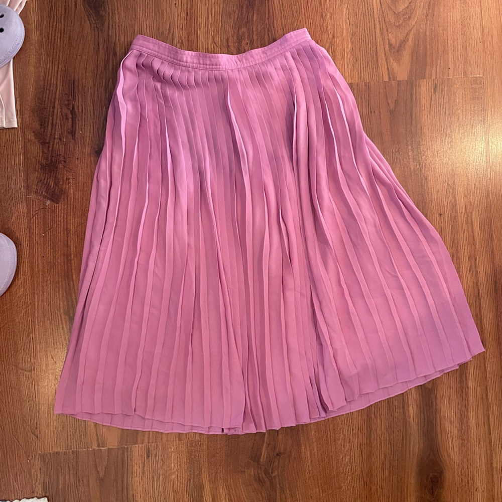 Size small J Crew 365 pleated orchid pink skirt